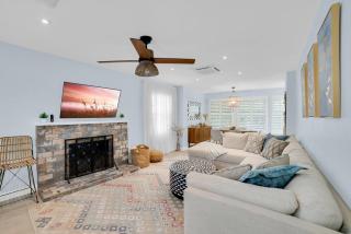 Luxurious Beach House Two Blocks From the Beach. - 6