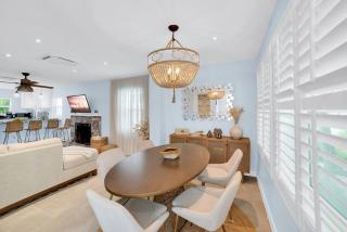 Luxurious Beach House Two Blocks From the Beach. - 9