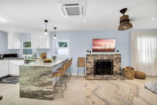 Luxurious Beach House Two Blocks From the Beach. - 7