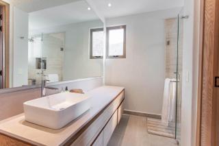 New Luxurious Oceanfront 2 Bedroom Condo with Stunning Views - 3