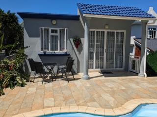 Captains Quarters Poolside Villa - 8