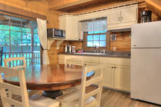 Apple Blossom Cabin by Amish Country Lodging - Millersburg - 6