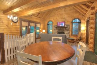 Apple Blossom Cabin by Amish Country Lodging - Millersburg - 5