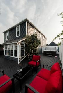 Hamilton's Beach House Stunning Lake Views! Modern Open concept HotTub,firepit, 3BR - 2