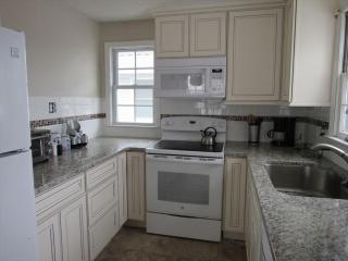 Raised Ranch Style House Close To Beach, Shops And Eateries! - 7