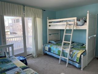 Well Appointed 5 Bedroom 3,5 Bath In Ship Bottom Located 6 Homes To The Beach - 4