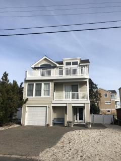 Reverse Living Contemporary On The Oceanside - Beach Haven - 0