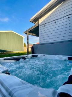 Waddle on Inn- Hot Tub, Pet Friendly, Fully Fenced, 5 Blocks to Beach! - Ocean Park - 4