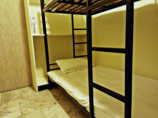 Near Airport AC Couple Friendly Small Cozy Room at a Budget Inn - Mumbai - 5