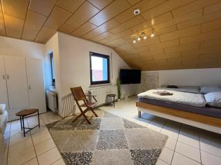 Parkplatz, Einzelbetten, 2 x 55 Zoll TVs, Balkon, Glasfaser Wi-Fi 1000 Mbit, Homeoffice - Rodenbach - 9