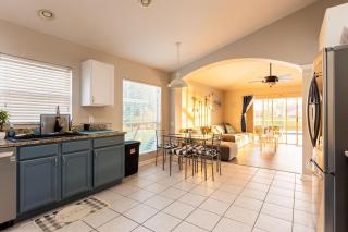 Cheerful 4 Bedroom Salt Water Heated Pool & Spa - Riverview - 3
