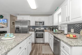 Stunning Ocean Lakes "Coastal Cottage" Beach House-Renovated! LED Fireplace! Walk to The Beach! - Myrtle Beach - 5