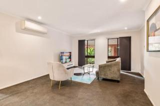 Modern Comfort Retreat 4Bed Cozy Haven w Pool - Brisbane - 9