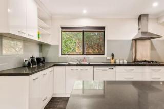 Modern Comfort Retreat 4Bed Cozy Haven w Pool - Brisbane - 6