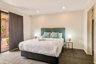 Modern Comfort Retreat 4Bed Cozy Haven w Pool - Brisbane - 3