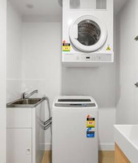 NEW Centrally Located High Level Studio Apartment - Brisbane - 1