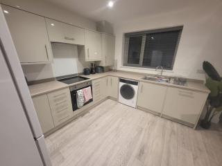 New 4 bedrm house! Parking. 10min to City / Etihad - 3