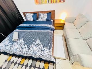 Private Room with Curtains in Marina & Blue water - Dubai - 8