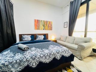 Private Room with Curtains in Marina & Blue water - Dubai - 3