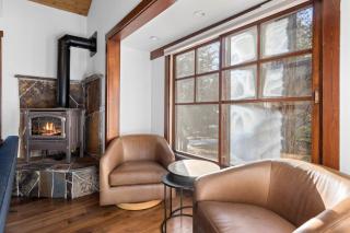 Hideaway in the Highlands - 4BR, Pet Friendly w Hot Tub - Minutes from the Lake & Tahoe City - Tahoe City - 8