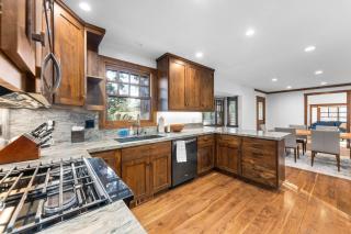 Hideaway in the Highlands - 4BR, Pet Friendly w Hot Tub - Minutes from the Lake & Tahoe City - Tahoe City - 4