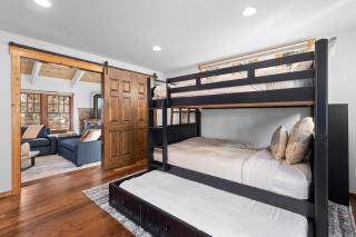 Hideaway in the Highlands - 4BR, Pet Friendly w Hot Tub - Minutes from the Lake & Tahoe City - Tahoe City - 1