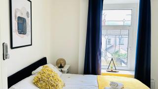 4 Bed Modern Home Close to City Center with Free on Street Parking Work Desk and Fast Internet - Newport - 3
