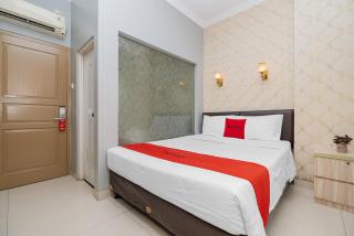 RedDoorz Plus @ Cideng Barat - 9