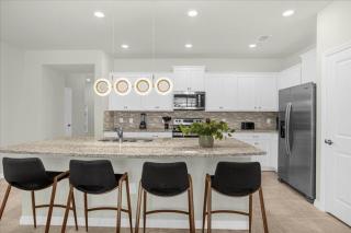 5 Bedrooms- 4 Bathrooms- Windsor Island 4310 La - Davenport - 1