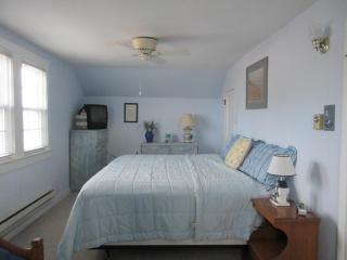 Centrally Located Cape Cod Close To The Bay And Beach In Surf City - 1