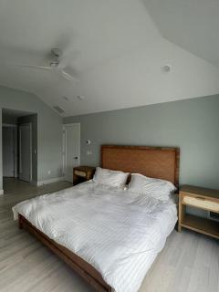Beautiful Lagoon Front 5 Bedroom Home - 5