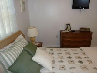 Oceanside 3 Bedroom, 1 Bath Duplex - A Short Walk To The Beach! - Beach Haven Crest - 4