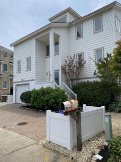 Beautiful Home In Ship Bottom With 4 Bedrooms, Private Swimming Pool And Wifi - 0