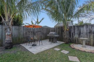 7-Person Luxury Spa, Fenced Paradise, Beach Vibes - 4