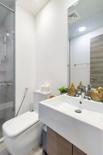 Dubai Dreamland 1BR for 4, King Bed, Pool, Sauna, Gym, Free Parking - 4