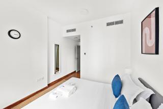StoneTree - Furnished 1BR in JLT with Lake View - Dubai - 2