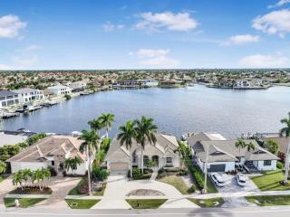 Waterfront home with views, pool and walk to beach - 0