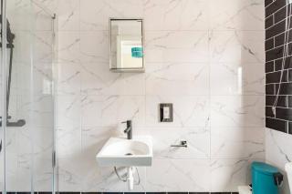The Peacock Palace- Luxury - Hornchurch - 7