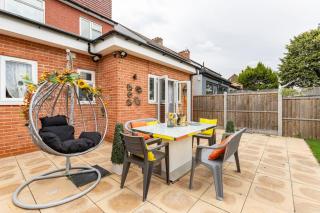 The Peacock Palace- Luxury - Hornchurch - 4