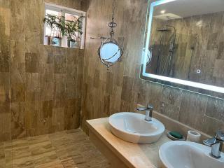 Suite, pool and beach - 9