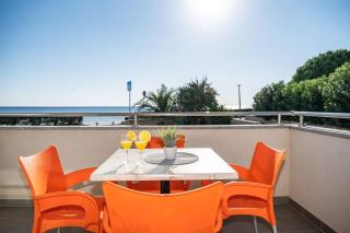 Sea breeze, beachfront apartment - Novalja - 1