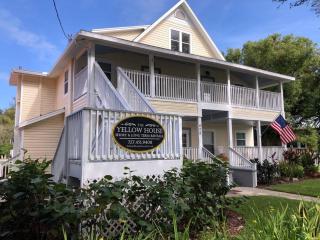 Overlooking Downtown Dunedin Two Bedroom apartment NO KIDS, NO PETS - Dunedin - 3
