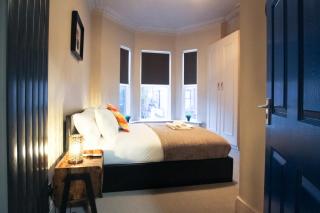 Brattan House Oxton Wirral 5 bedroom 3 bathroom with on-street parking ideal for contractors and vans by Rework Accommodation - Birkenhead - 4