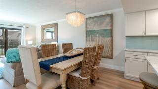 Enjoy the balcony with an ocean view located on the no-drive beach! - 1