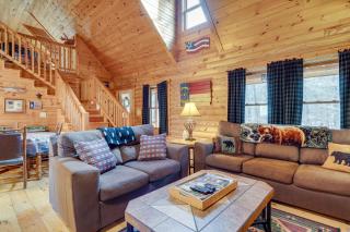 Pet-Friendly Cabin with Loft 5 Mi to Lake Lure! - Lake Lure - 7