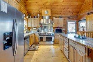 Pet-Friendly Cabin with Loft 5 Mi to Lake Lure! - Lake Lure - 5