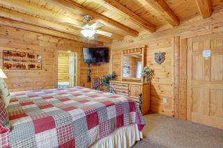 Pet-Friendly Cabin with Loft 5 Mi to Lake Lure! - Lake Lure - 2