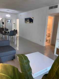 Modern Ocean View Apartment by Miami Te Espera - HALLANDALE 9E - Miami - 3
