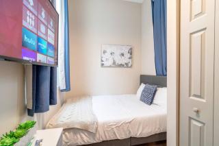 McCormick Oasis with Balcony, Optional Parking, Patio and Gym Sleeps 6 Near McCormick Place, Grant Park, Soldier Field & Museum Campus - Chicago - 6