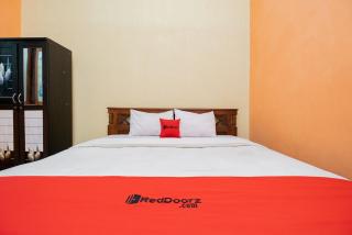 RedDoorz Syariah at Jalan Sunan Giri Tuban - Tuban - 5